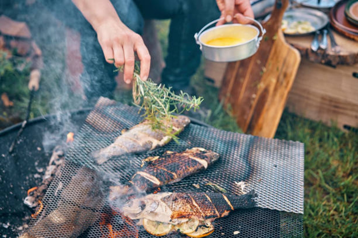 What to bring to a campsite for lunch: a complete guide to ideas and tips